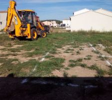 Le tractopelle allait creuser nos fondation.
