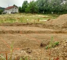 Je vous ai mis cette photo pour que vous puissiez voir toute la terre stock&eacute;e sur le c&ocirc;t&eacute;. Elle sera remise en place autour de la maison &agrave; la fin du chantier
