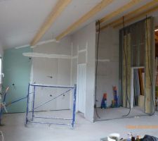 De gauche à droite on devine la cuisine (9 m2) et le cellier (6 m2.
 Le plafond du cellier qui est très haut pourra recevoir un espace de rangement. à réfléchir !!!