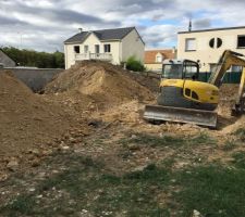 1 er jour de terrassement et d&eacute;j&agrave; bcp de terres amass&eacute;es...