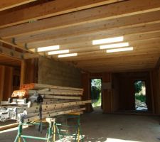 Solives du plancher en cours de pose.