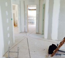 Vu du palier de l'&Atilde;?&Acirc;&copy;tage qui distribue les 3 chambres et la salle de bain
A droite un d&Atilde;?&Acirc;&copy;gagement