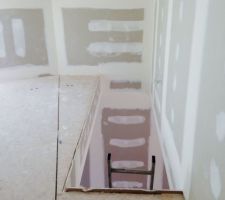 Vu de la tr&eacute;mi&egrave;re de l'escalier.
L'eScalier arrive demain