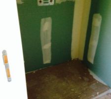 La salle d'eau et sa douche en 120 cm
Très petite (2mcarre) mais fonctionnelle 
En attente de son meuble et du miroir