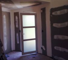 Le petit placard d'entrée  (1m19) et la porte  d'entrée vitrée