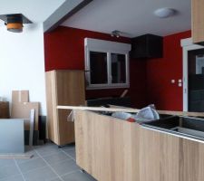 Cuisine bois et anthracite ouverte sur la salle à manger