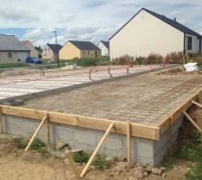 Terrasse (3m80x8m) trottoir en arriere plan