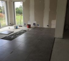 Pose du carrelage dans le salon