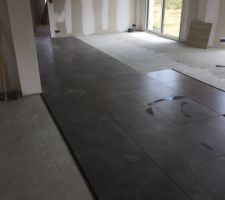 Pose du carrelage dans le salon/séjour