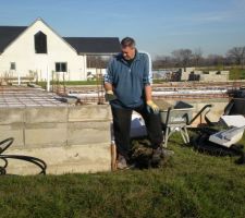 Apr&egrave;s avoir positionner le plancher ma&ccedil;onner les planelles de coffrages ainsi que le ferraillage p&eacute;riph&eacute;rique, chapeaux et autres tors, treillis: remarque, lors du positionnement de vos attentes verticales laisser cinquante cm de reprise c'est la norme minima.