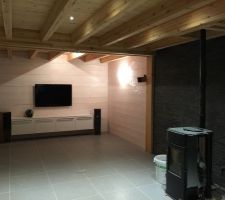 Une petite vue de notre salon terminé......
le poêle à granulés n"est pas encore mis en place correctement et n'est pas encore fermé.....
A voir prochainement