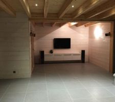 Une petite vue de notre salon terminé......
le poêle à granulés n"est pas encore mis en place correctement et n'est pas encore fermé.....
A voir prochainement