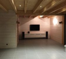 Une petite vue de notre salon terminé......
le poêle à granulés n"est pas encore mis en place correctement et n'est pas encore fermé.....
A voir prochainement