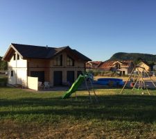 Vue de la maison avec l'engazonnement....
Il va fallor semer de nouveau en octobre pour combler les trous......