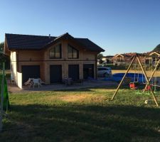 Vue de la maison avec l'engazonnement....
Il va fallor semer de nouveau en octobre pour combler les trous......