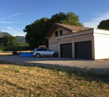 Vue de la maison avec l'engazonnement....