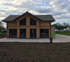 Terrassement terminé et mis au propre de notre terrain
En attendant la mise en gazon....