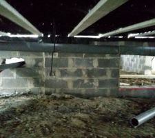 Trous d'homme fait! Heureusement!  Car j'aurai pas lâché !  Sinon nous n'aurions eut accès qu'à 50% du vide sanitaire ! ! N'importe quoi !  Je suis pas architecte mais ça tombe de sens!  Puis passage des évacuations et gaines électrique.
