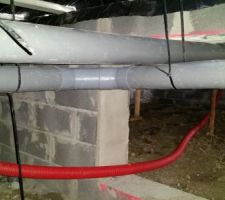 Par contre est ce normal que les évacuations tiennent avec des colsonnes ?  Apparemment il paraît que c normal ! ?