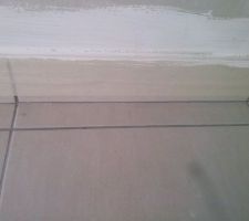 Avec une l&eacute;g&egrave;re pression: fissure sous la plinte