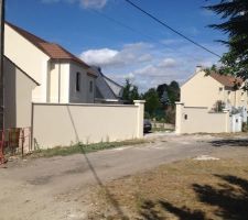 Le garage et dans le prolongement, le mur