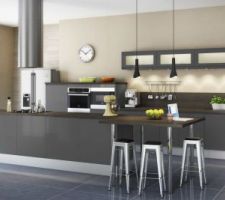 Cuisine en cours de finition encore :-)
Les meubles sont laqués gris et plan de travail en chêne blanchi