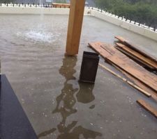 Ce n'est pas la piscine.... C'est simplement la terrasse lors des derniers orages.
Il y avait 20cm d'eau sur la terrasse (qui fait 100m2)
