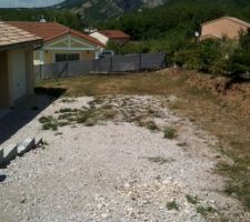 Cour décaissée en attente du muret qui supportera la clôture.