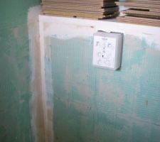 La faïence des WC de l'entrée, démontée avant d'être refaite.