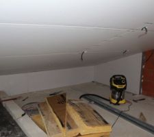 Doublage collé car pas assez de hauteur pour doublage sur ossature.