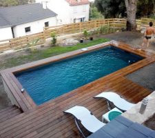 Piscine vue depuis la porte d'entrée