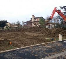 D&eacute;capage de la terre v&eacute;g&eacute;tale et mise en stock sur notre petit terrain