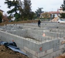 Réalisation de la piscine en même temps que le soubassement de la maison