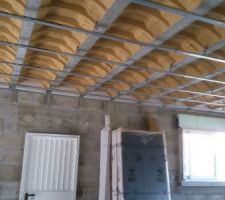 Continuit&eacute; du plafond entre partie chaude (cuisine &agrave; droite) et froide (garage &agrave; gauche)