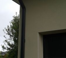 Accord des couleurs enduit ton pierre / couverture et ouvertures anthracite.