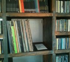 Le meuble avec les plaques perforées