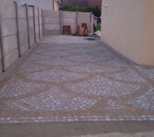 Pavé en granit sur la face avant de la maison avec ces rosaces devant chaque fenêtre et son chemin qui donne accès a la terrasse