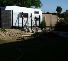 Entrée maison, muret en gabion en cours...