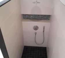 Faïence au mur, ardoise au sol, tablettes basalte et douche Grohe intégré