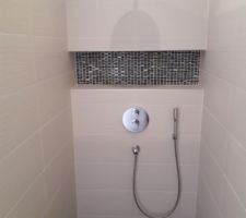 Faïence au mur, ardoise au sol, tablettes basalte et douche Grohe intégré