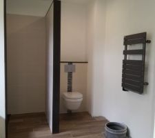 Le passe-linge sera dissimulé dans le futur banc 
Sèche-serviette Acova avec soufflerie intégré