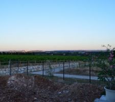 Depuis la terrasse, vue de la plaine au sud ouest au petit matin.