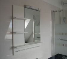 Salle de bain à l'étage, baignoire 90x180, sèche serviette/radiateur avec thermostat et boost.