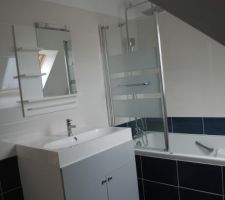 Salle de bain à l'étage, baignoire 90x180, sèche serviette/radiateur avec thermostat et boost.