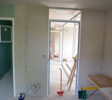 Vu depuis la chambre parentale vers le couloir