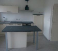 Et voila notre cuisine. Reste plus qu'a trouver des chaises pour l'ilot central.