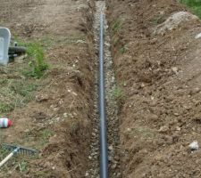 Tube d'épandage sur 30 cm de cailloux 20/80(a défaut de 20/40)