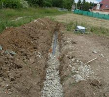 Recouvrement de cailloux sur le tube d'épandage