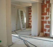 Vue de l'extension de la cuisine, après les 2 "piliers". Au premier plan, la future salle à manger, qui était existante (c'était l'ancienne cuisine).