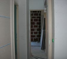 Le couloir de l'extension, desservant la future SDB à gauche et la future chambre au fond. Photo prise depuis la 2°chambre du RDC, existante.